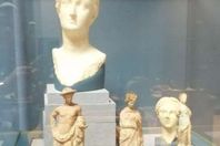 قطع أثرية في متحف المطار