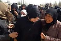 موجة غضب.. تقبيل أيدي مسؤولة سورية