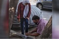 أب يربط حذاء ابنته