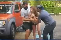 أمريكية تلد على باب المستشفى