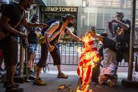 متظاهرون يحرقون العلم الأمريكي بالقرب من البيت الأبيض