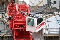 مروع.. سقوط رافعة بطول 20 مترا على منزلين