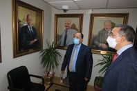 وزير المالية والسفير الهندي