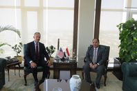 وزير المالية والسفير الامريكي