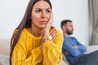 الزوجة النكدية تحتاج إلى فهم وعطف واحتواء