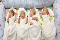 بالصور.. امرأة في الستينيات تلد أربع توائم بصحة جيدة