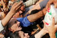 الحكومة ترفع أسعار السكر على بطاقات التموين