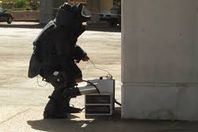 خبراء المفرقعات يفجرون عبوة ناسفة أمام "البوابة نيوز"