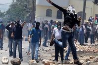 إختناق العشرات في تفريق الاحتلال مسيرة بالقدس