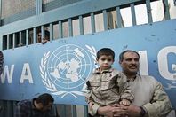 "أونروا" تلوّح بوقف خدماتها التعليمية للاجئين الفلسطينيين