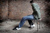 5 عاطلين يشرعون في خطف موظف بالجيزة