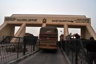 عبور 188 شاحنة بين مصر وليبيا عبر منفذ السلوم