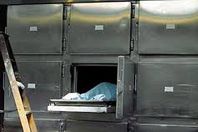 يعود إلى الحياة بعد ساعات في المشرحة!