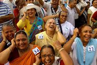 شاهد..  مولدة جنون الضحك لدى الهنود