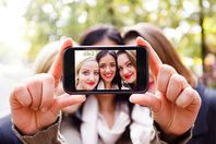 صور الـ "سيلفي" تزيد الإحساس بالسعادة