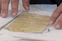 قصاصات قماش بتوقيع معتقلين سوريين