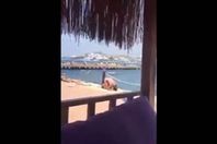 فتاة تُصلّي بـ"البكيني"