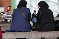 مسلمة أجبرت على خلع حجابها