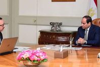 السيسي مع وزير الاتصالات

