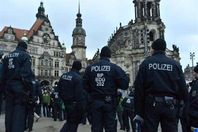 سائح أمريكي يؤدي التحية النازية