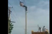 يحاول الانتحار فيجد التيار فيفاجيء بانقطاع التيار