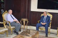 صورة المحافظ مع القنصل البريطاني