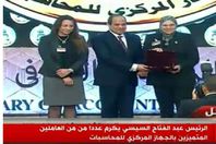 زوجة ونجلة الراحل هشام بركات مع الرئيس