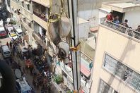 طريقة طريفة لإنزال الاضاحي  من السطح