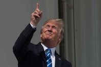 دونالد ترامب بالكسوف من دون نظارات خاصة.