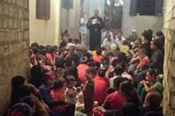 أقباط عزبة الفرن وهم يصلون في الشارع 

