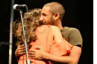 أنغام تحتضن ابنها على المسرح