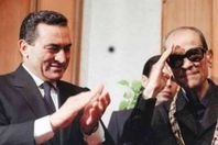 منح نجيب محفوظ قلادة النيل