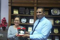 رئيس جامعة أسوان يقدم  ميدالية تذكارية لمدرسي اللغة الصنية