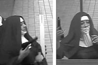 السيدتان يرتديان ملابس الراهبات