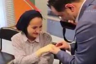 مهندس فلسطيني يفاجئ مذيعة بخطبتها