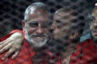 المرشد والبلتاجي بملابس الاعدام - أرشفية