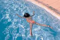 غرق طفلة بحمام سباحة