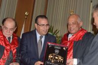 الدكتور علي عبد العال يتسلم درع جامعة المنصورة
