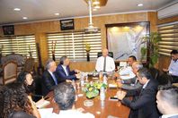 محافظ يلتقي بممثلي شركة الطاقة الشمسية