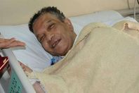 الفنان محمد شرف في سرير المرض