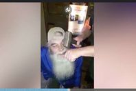 العجوز وضرسه يؤلمه