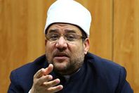 هكذا علق وزير الأوقاف علي خلع " حلا شيحة" للحجاب