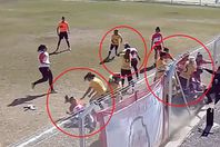 مباراة كرة قدم للسيدات تتحول لحلبة مصارعة