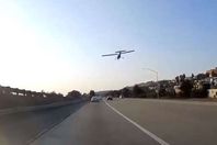 طائرة تهبط اضطراريًا على طريق عام مزدحم	