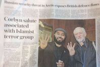 زعيم حزب العمال البريطاني جيرمي كوربن وهو يلوح بعلامة "رابعة"
