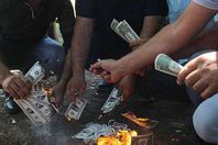 الأتراك يحرقون الدولارات لدعم الليرة التركية