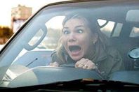 سيدة تقود سيارة