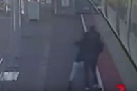 مراهق يدقع صديقته