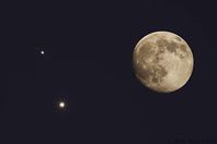 القمر وكوكبي زهرة والمشترى