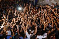 فلسطينيون يعتصمون أمام أبواب «الأقصى» رفضًا لإغلاقه